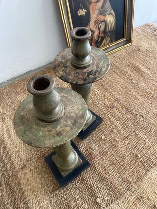 Pareja de hachones tallados en madera.