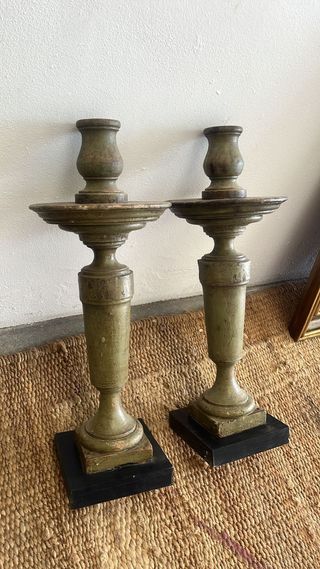 Pareja de hachones tallados en madera.