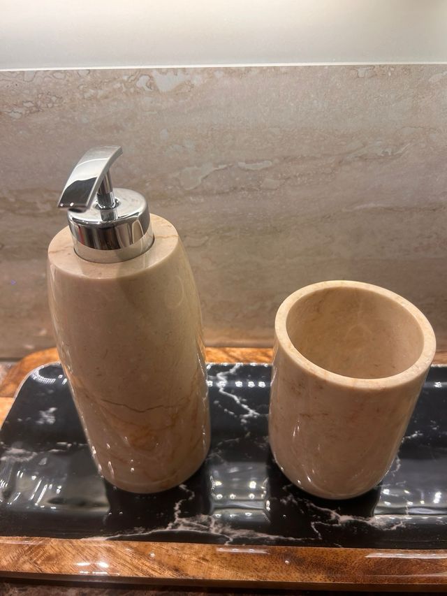 Dosificador y vaso de baño marmol