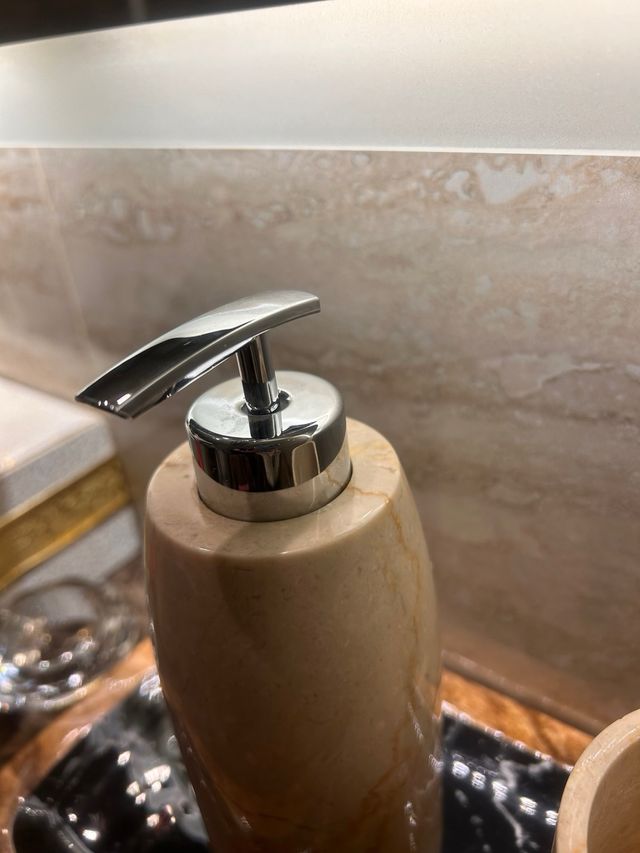 Dosificador y vaso de baño marmol