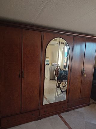 Armario grande de madera con espejo