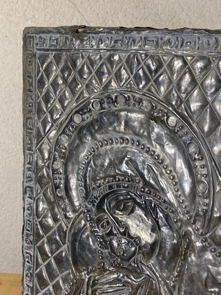 Pareja de iconos de estaño repujado