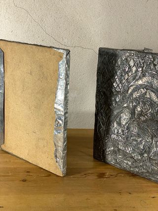 Pareja de iconos de estaño repujado