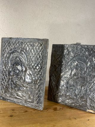 Pareja de iconos de estaño repujado