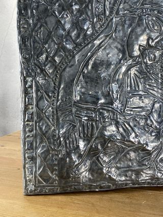 Pareja de iconos de estaño repujado