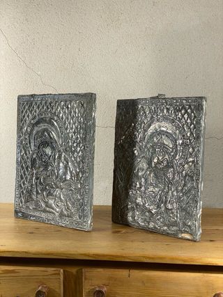 Pareja de iconos de estaño repujado