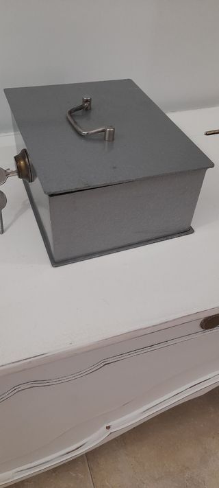 Pequeña caja fuerte francesa