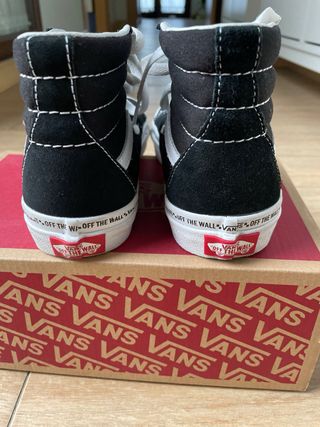 Vans “off the wall”. Negras