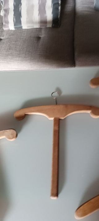 Perchas de madera antigua