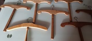 Perchas de madera antigua