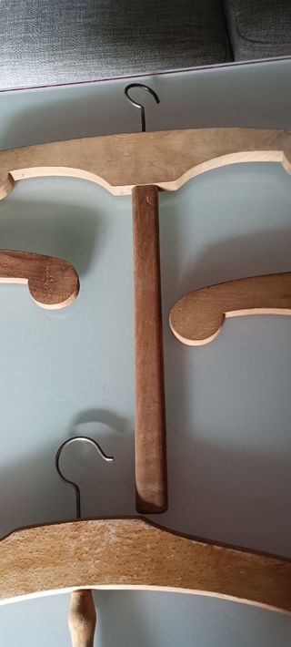 Perchas de madera antigua