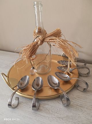 Cucharas plateadas para degustación