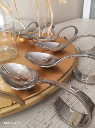Cucharas plateadas para degustación
