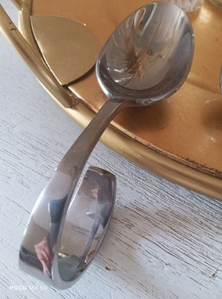 Cucharas plateadas para degustación