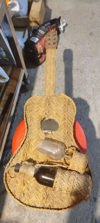 Guitarra de mimbre con espejo