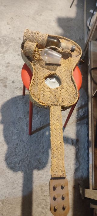 Guitarra de mimbre con espejo