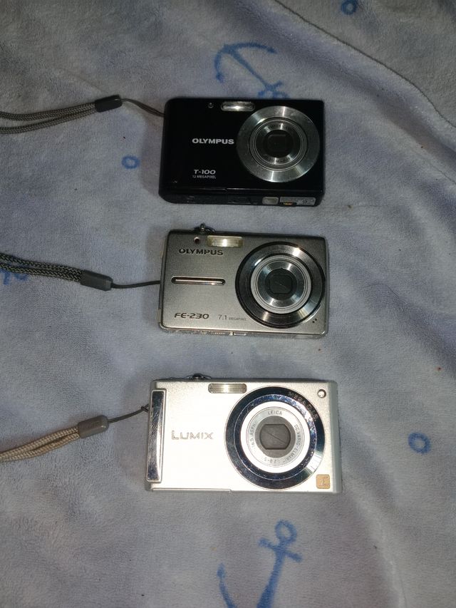 no eran y tres cámaras digitales pequeñitas