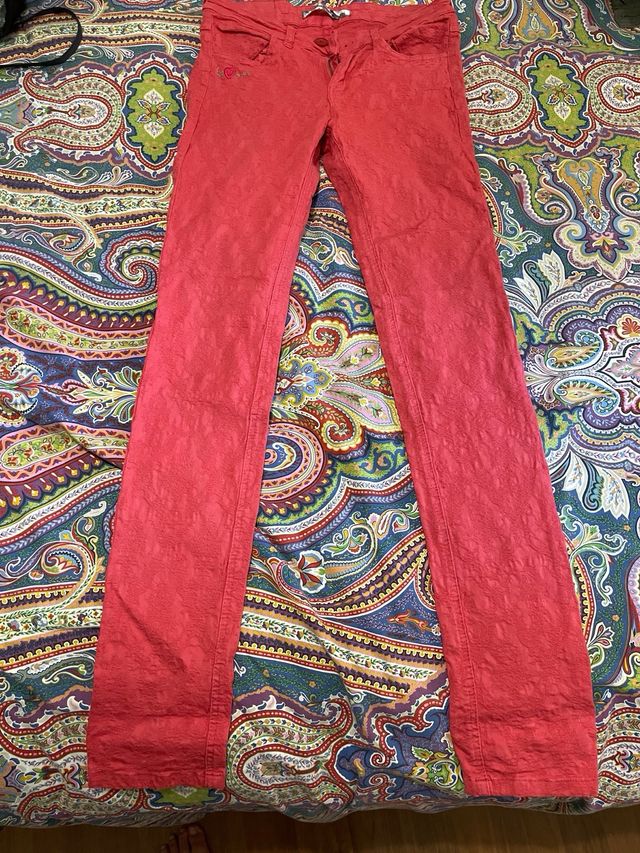 Pantalòn vaquero pitillo rojo de Desigual