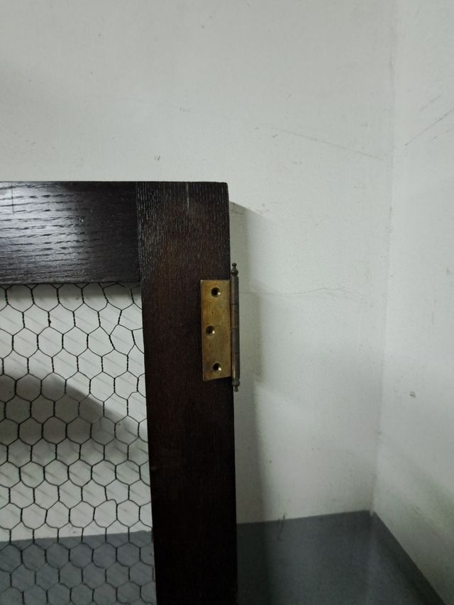 Puerta  de nogal antigua con rejilla metalica