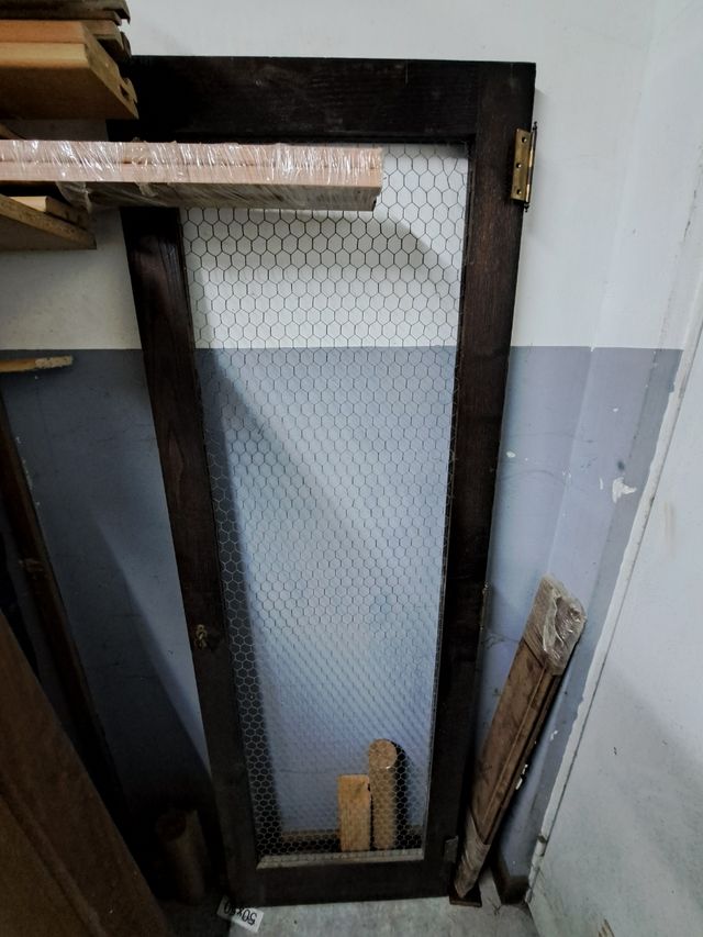 Puerta  de nogal antigua con rejilla metalica