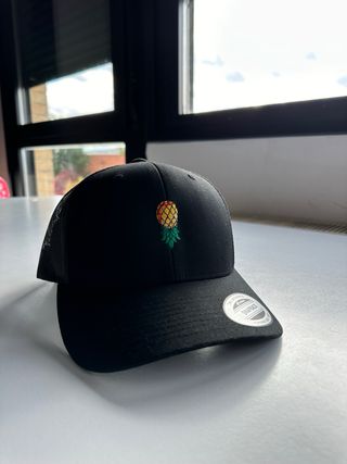 Gorra Snapback Negra con Piña Bordada