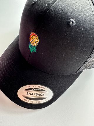 Gorra Snapback Negra con Piña Bordada