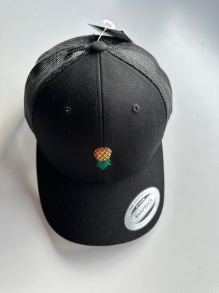 Gorra Snapback Negra con Piña Bordada