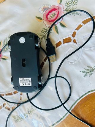 Raton con usb cable forma coche
