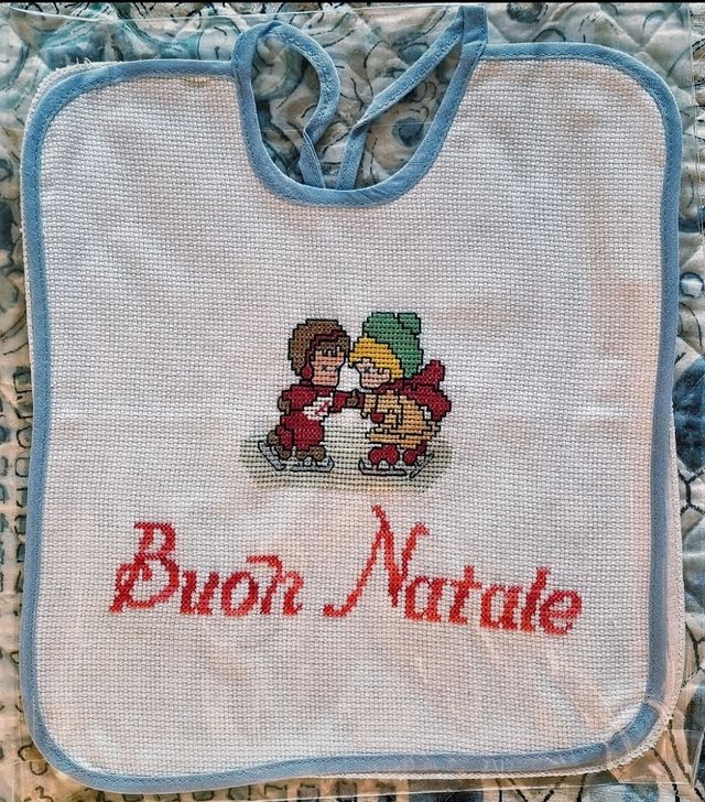 Bavaglini ricamati a mano NUOVI