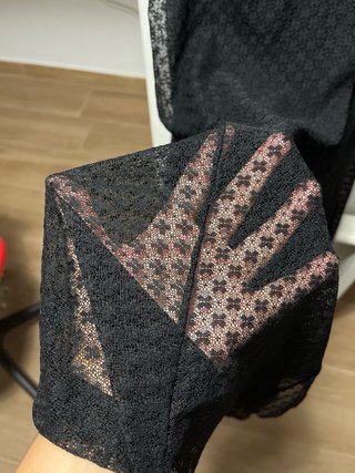 Vestido de tirantes en tul y encaje estampado.