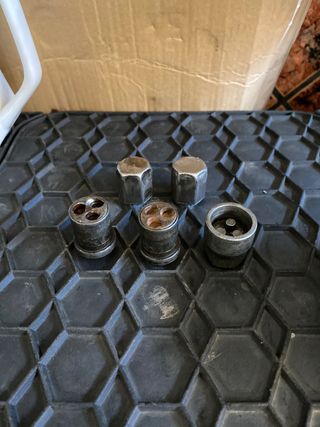 Tuercas antirrobo, llave maestra y capuchas