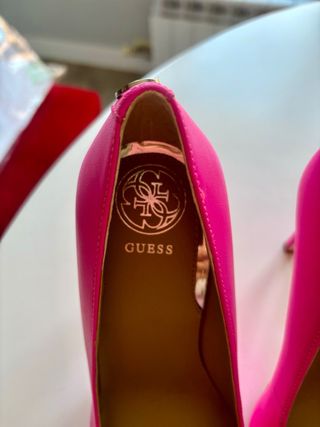 Zapatos tacón stilettos rosa Guess