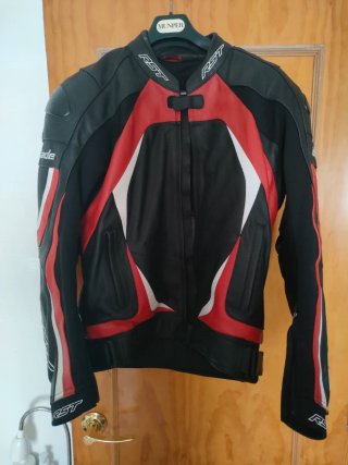 Equipacion de moto marca rst y casco arai