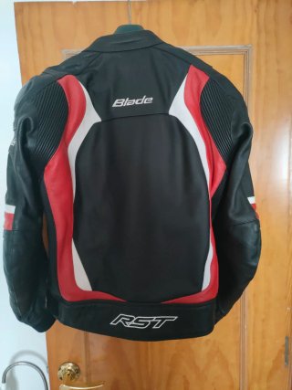 Equipacion de moto marca rst y casco arai