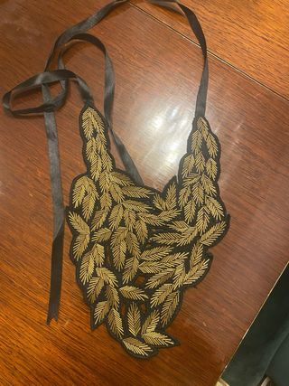Precioso collar con abalorios dorados baber