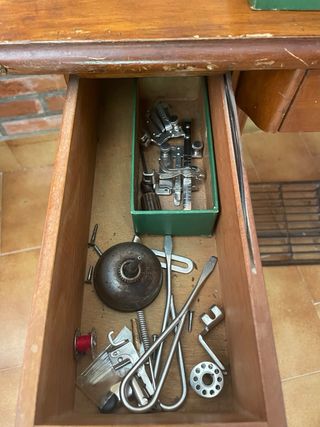 Maquina de coser Singer.