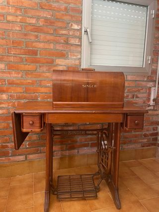 Maquina de coser Singer.