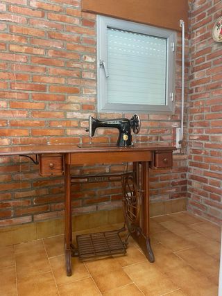 Maquina de coser Singer.