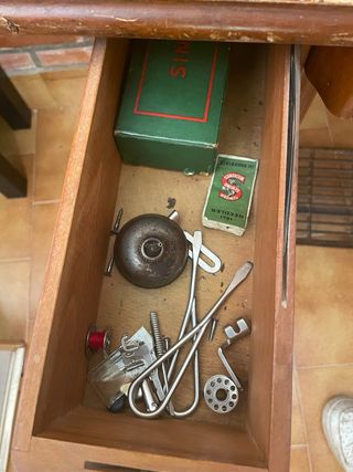 Maquina de coser Singer.