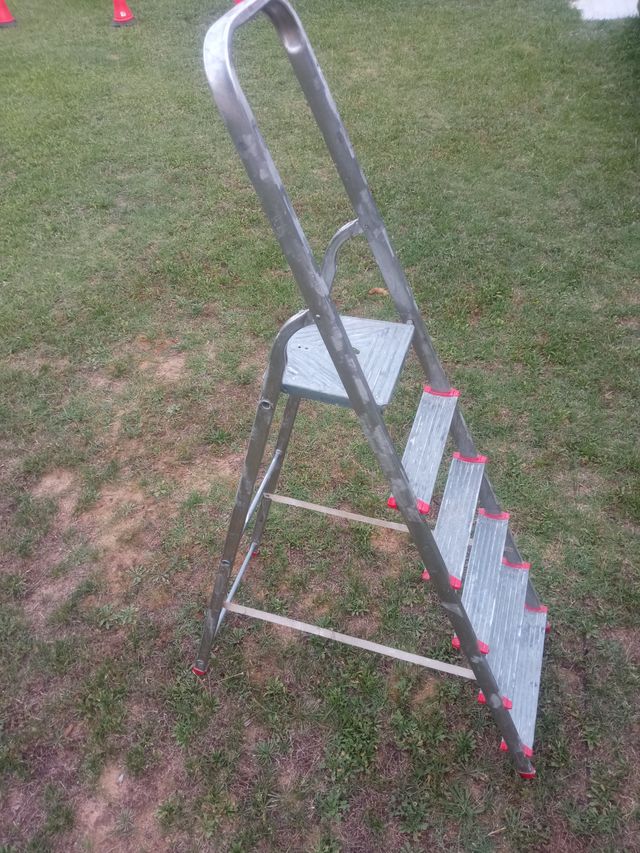 escaleras de aluminio plegables de 4 y 6 peldaños