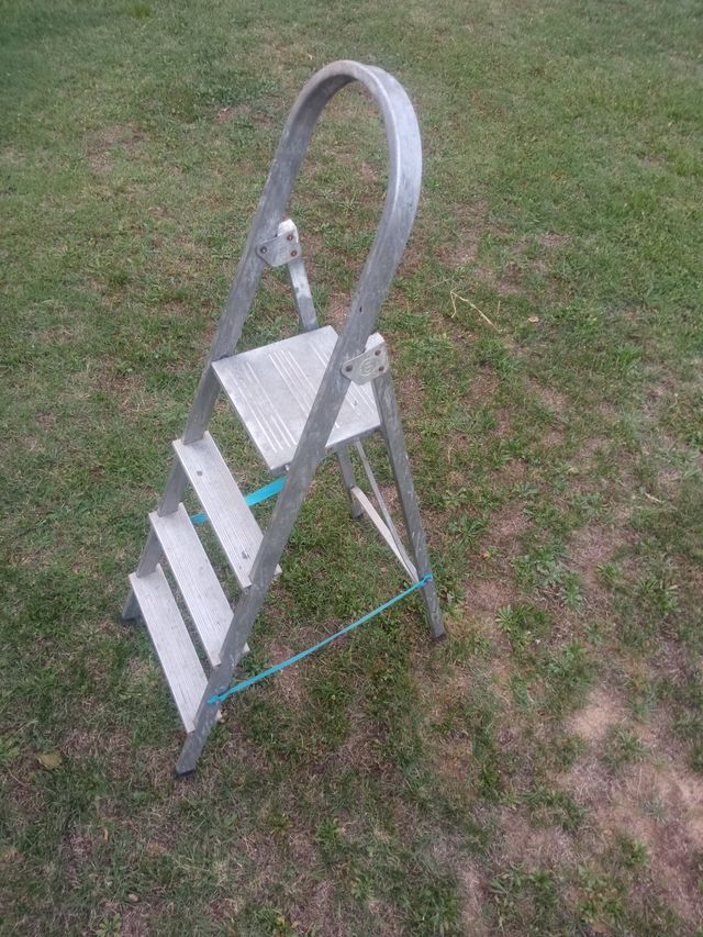 escaleras de aluminio plegables de 4 y 6 peldaños