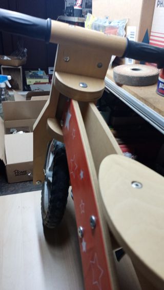 BICICLETA DE MADERA SIN PEDALES.