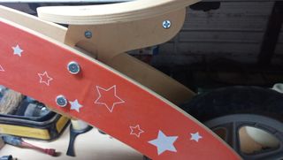 BICICLETA DE MADERA SIN PEDALES.