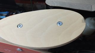 BICICLETA DE MADERA SIN PEDALES.