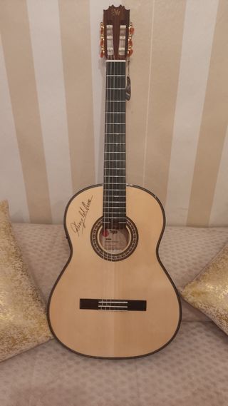 Guitarra española amplificada