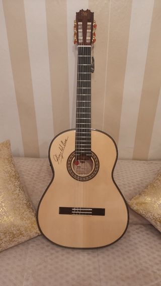 Guitarra española amplificada