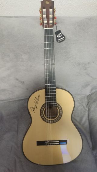 Guitarra española amplificada