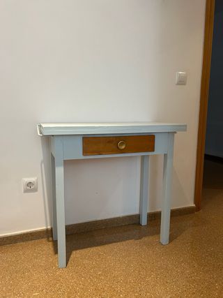 Mesa de madera azul celeste muy claro