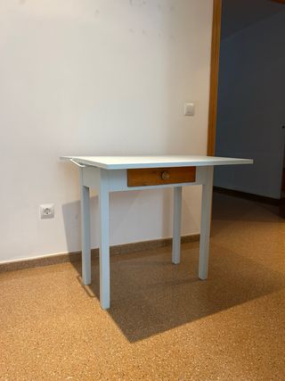 Mesa de madera azul celeste muy claro