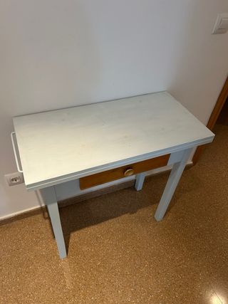 Mesa de madera azul celeste muy claro